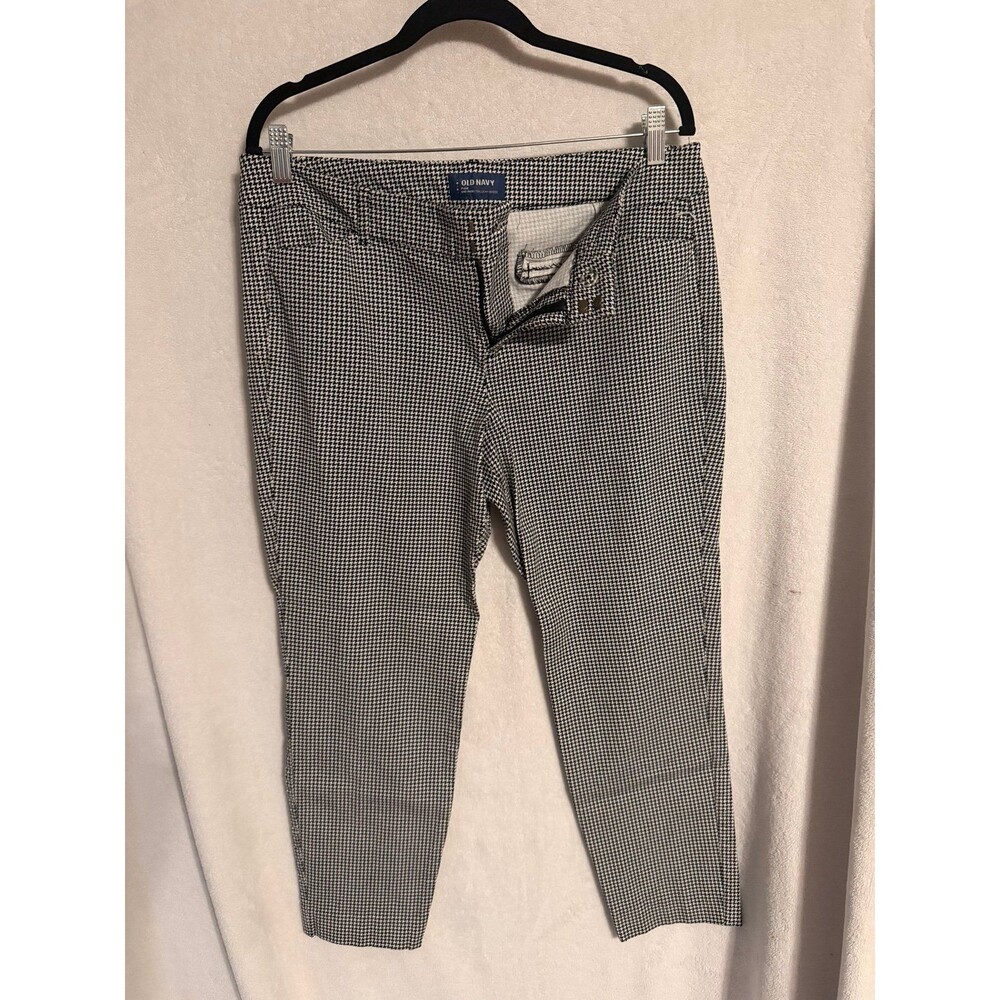 Classic Old Navy Pixie Mid-Rise ankle pants in a timeless black and white hounds